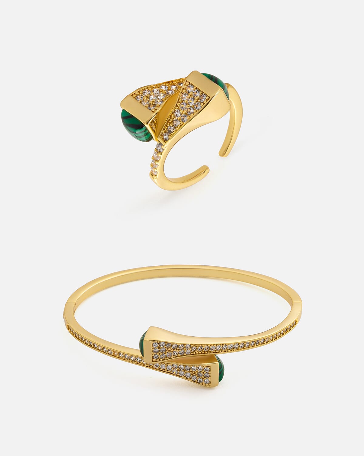 ‎ طقم نسائي جذاب بلون ذهبي